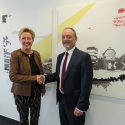 Petra Mohns,  Geschäftsführerin der GWS und Andreas Peters, stv. Vorstandsvorsitzender der Sparkasse Rhein-Nahe